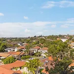 Vivid Unit Next To Campsie 6 Mins To Train Station