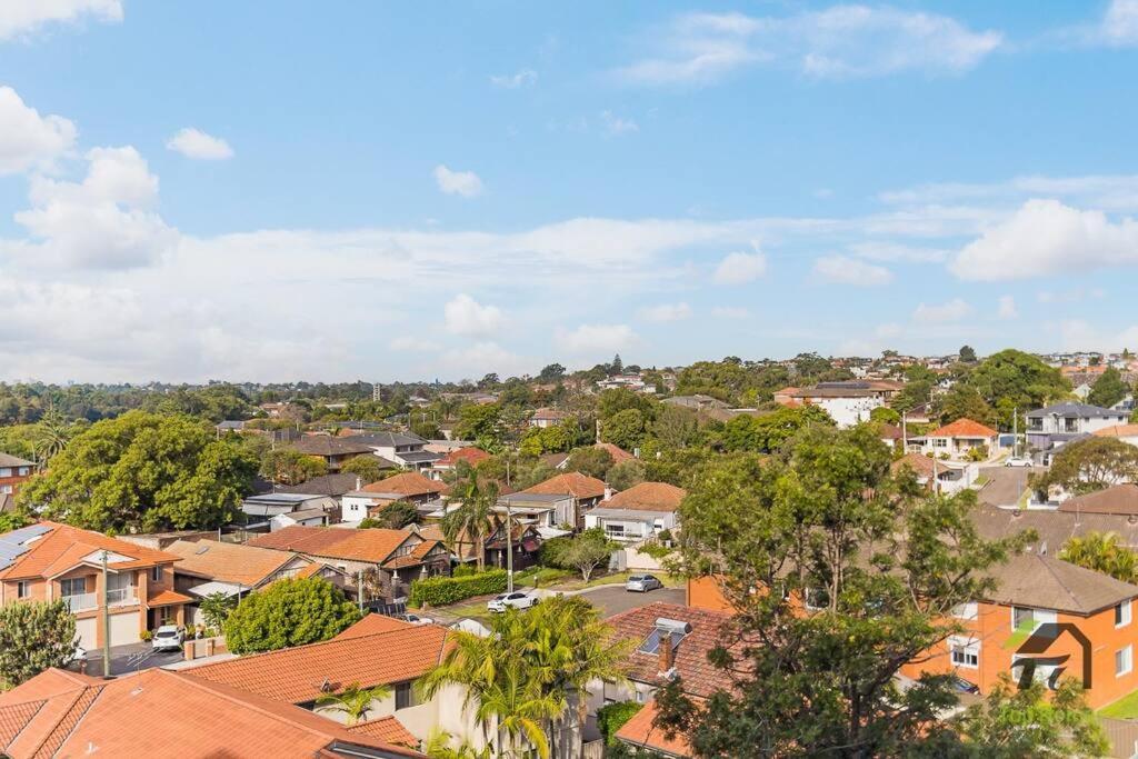 Vivid Unit Next To Campsie 6 Mins To Train Station Apartment