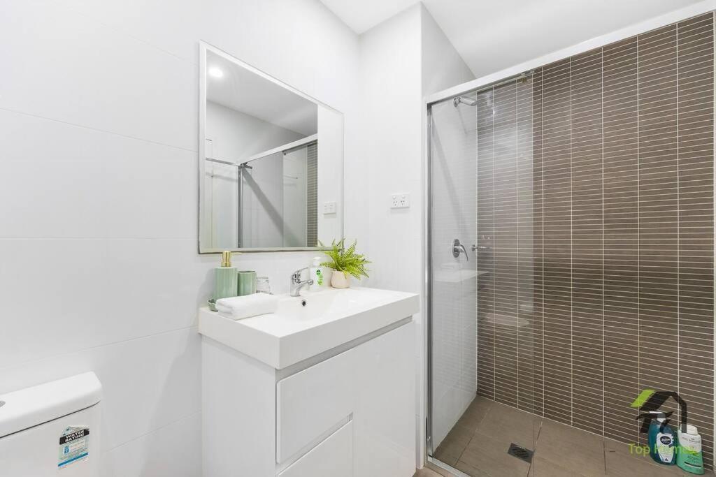 Vivid Unit Next To Campsie 6 Mins To Train Station *