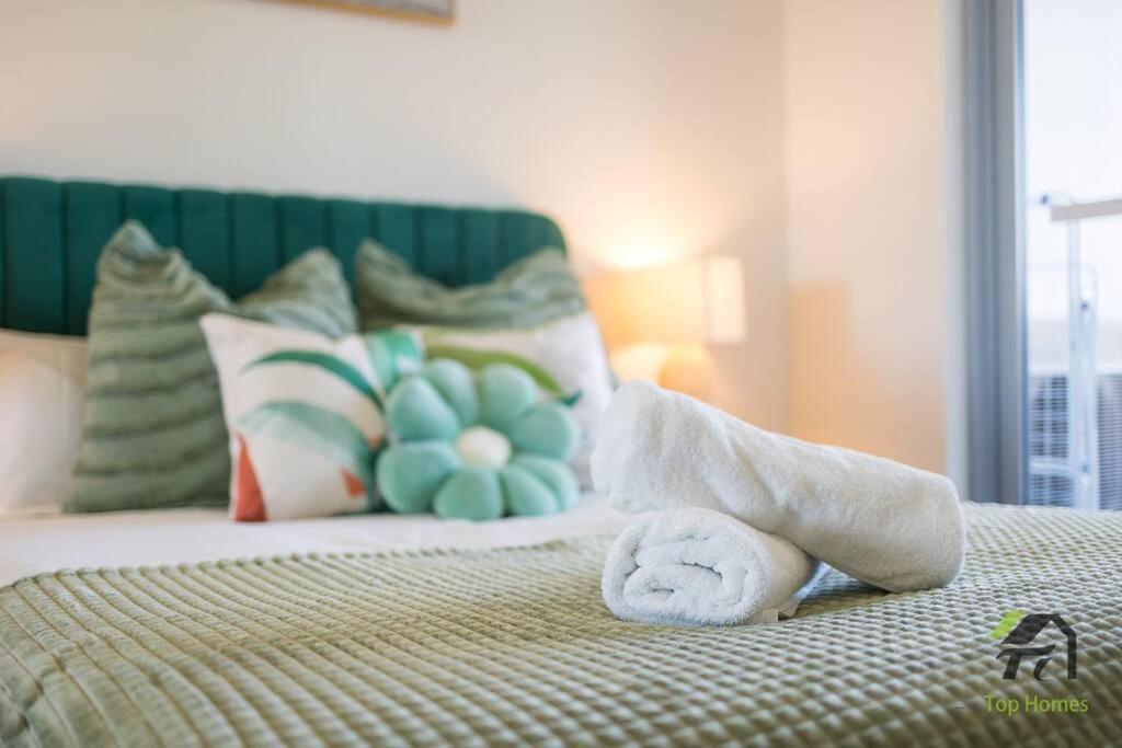 Vivid Unit Next To Campsie 6 Mins To Train Station *