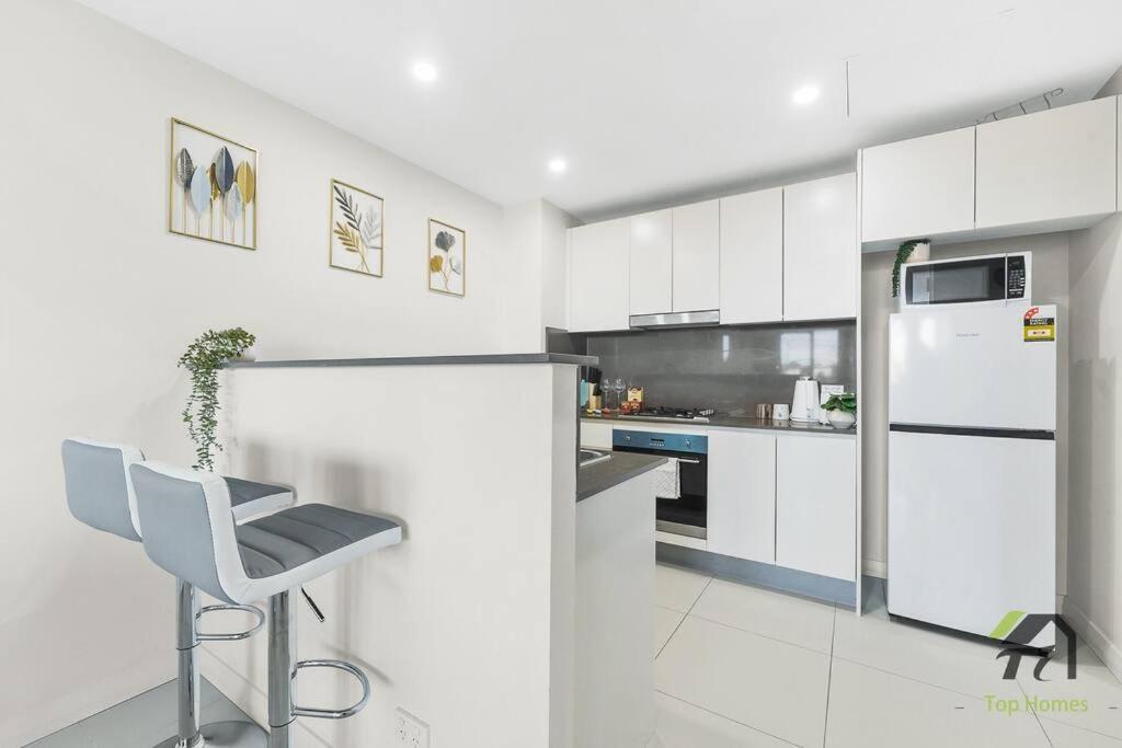 Vivid Unit Next To Campsie 6 Mins To Train Station * Sydney