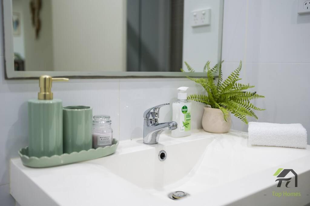 Vivid Unit Next To Campsie 6 Mins To Train Station
