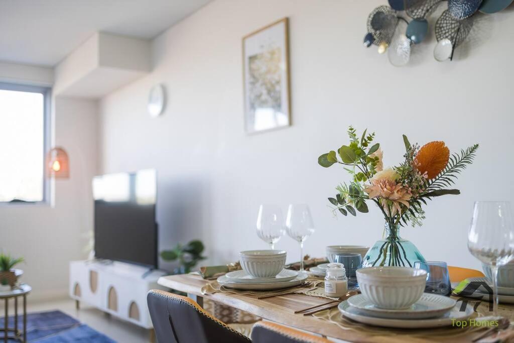 Vivid Unit Next To Campsie 6 Mins To Train Station Sydney