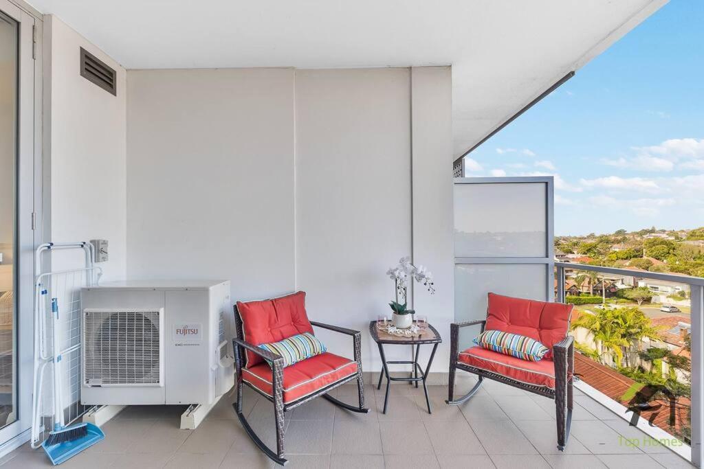Vivid Unit Next To Campsie 6 Mins To Train Station Sydney